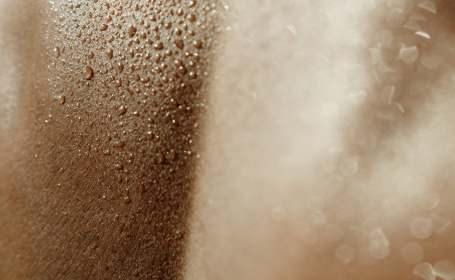 Water vs. Electrolyte Drinks: When to Level Up Your Hydration
